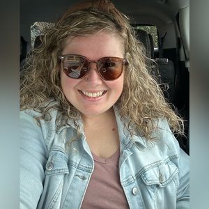 Meet your Posher, Caitlin